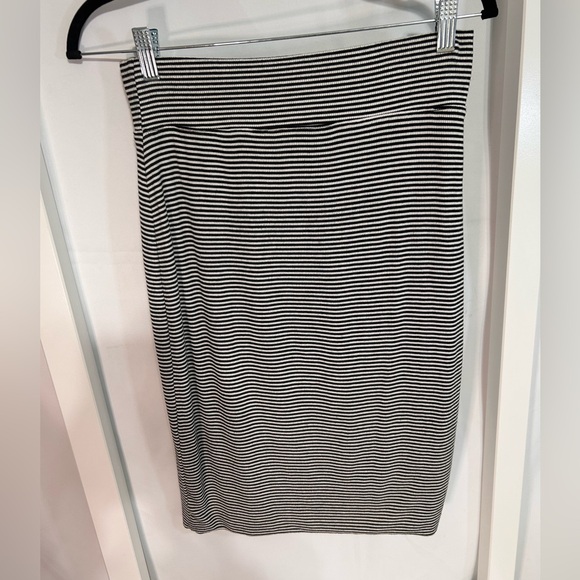 Athleta Striped Black and White Skirt workout athletic casual woman size small - Picture 2 of 4